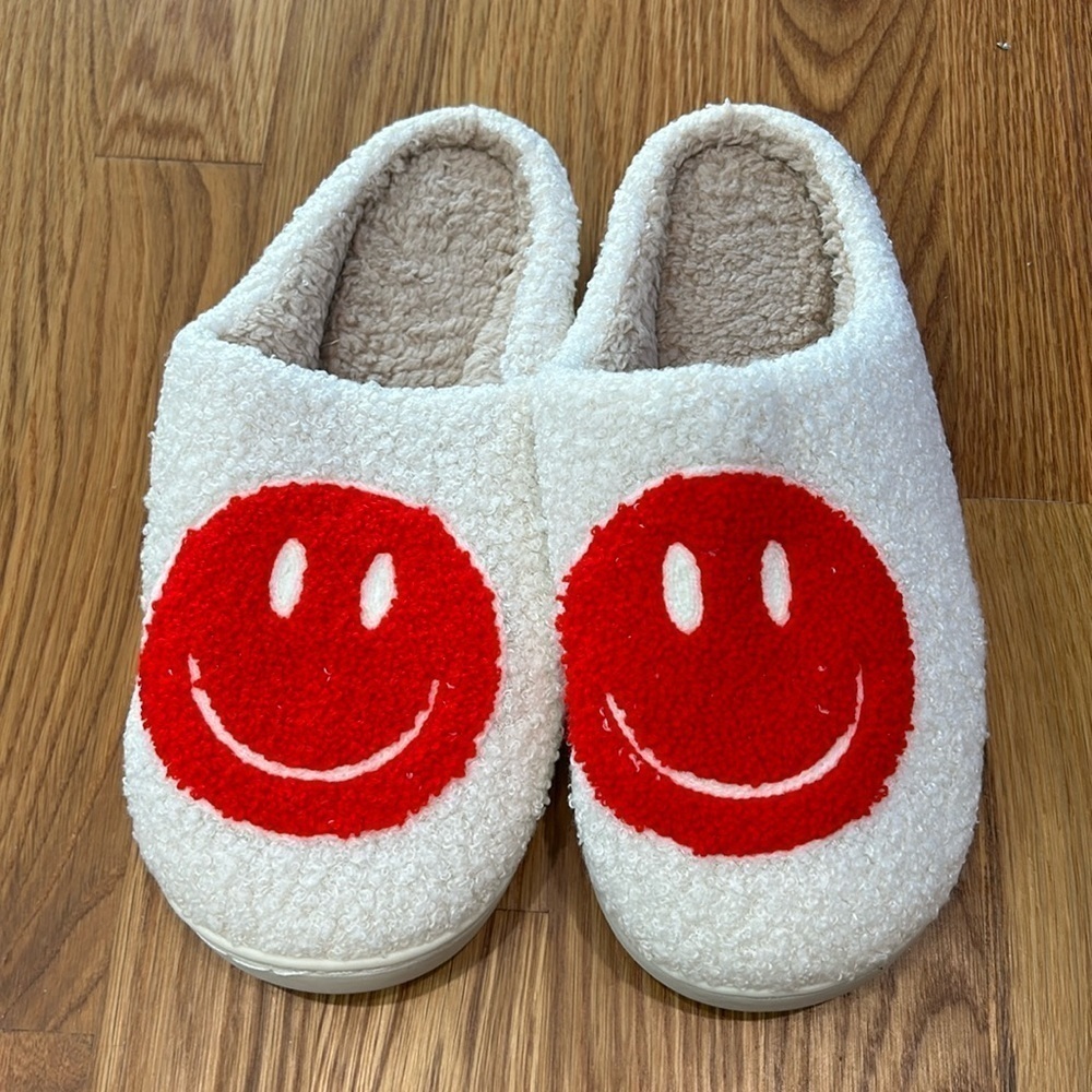 New without tag white red smile face house slippers women’s adult size 9